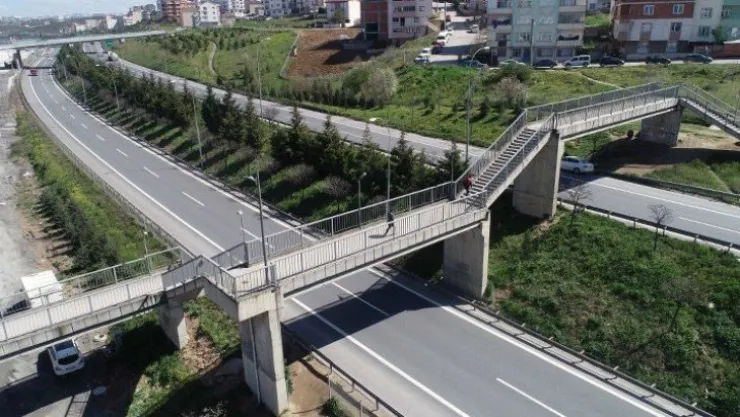 O üst geçit hala kullanılıyor