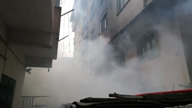 Odunlukta çıkan yangın apartmana sıçradı
