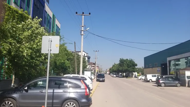 Öğrenciler yoldan yürümek zorunda kalıyor