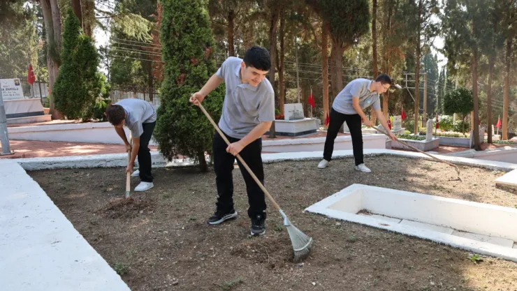Öğrencilerden dualarla anma, temizlikle vefa
