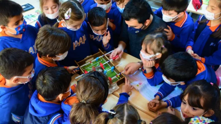 Öğretmen masasını ortadan kaldırdı