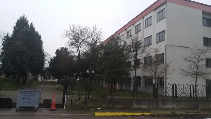 Okul binası çürümeye mi terk edildi?
