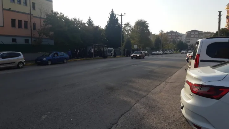 Okul önünde kılıçlı şov