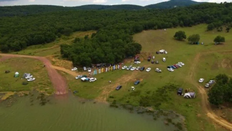 Oltasını ve çadırını alan doğaya koştu!