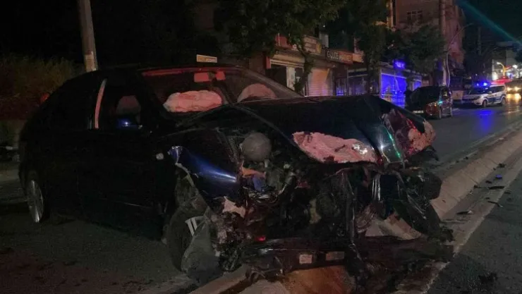 Önce direğe sonra refüje çarptı!