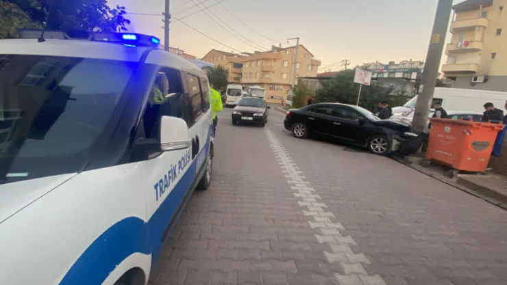 Önce otomobile sonra direğe çarptı