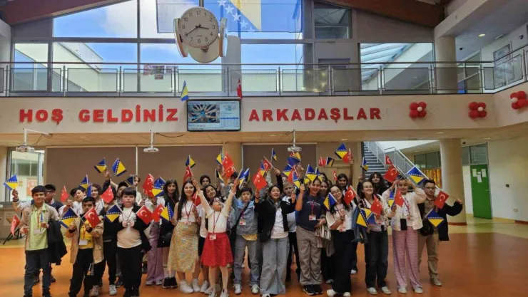 Ortaokul öğrencileri 8 günde 6 ülke gezdi: Kardeş okullarına ağaç diktiler