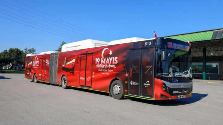 Otobüs ve tramvaylar 19 Mayıs'a özel giydirildi