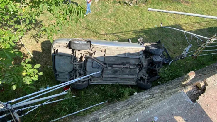Otomobil 2 metre yükseklikten düştü: Sürücü kazayı yara almadan atlattı