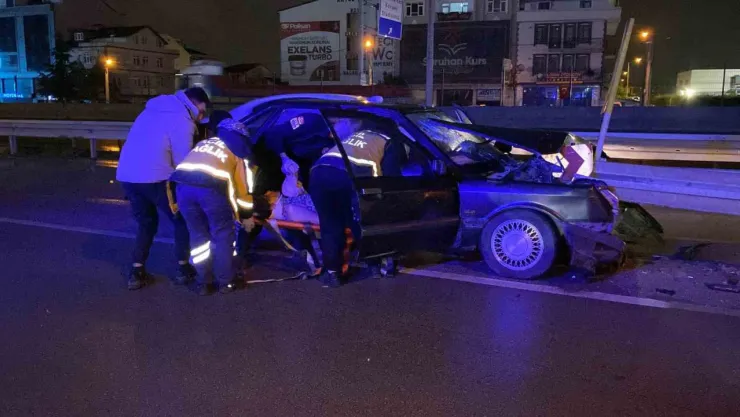 Otomobil bariyere çaptı: Yaralılar var