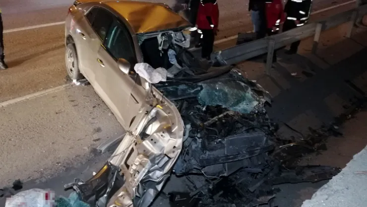 Otomobil bariyerlere ok gibi saplandı
