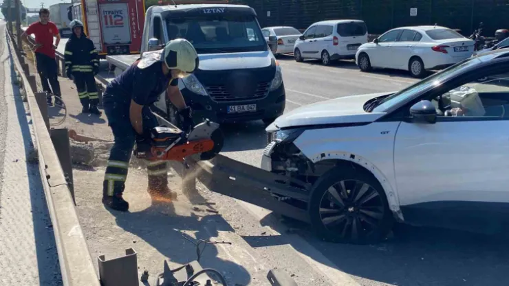Otomobil bariyerlere ok gibi saplandı