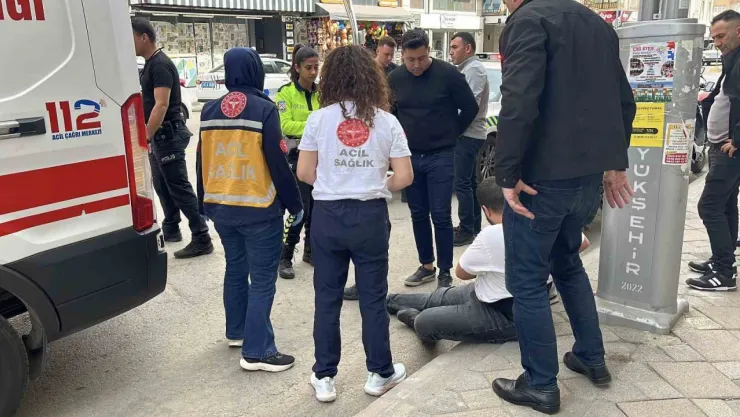 Otomobil ile çarpışan motokurye yaralandı