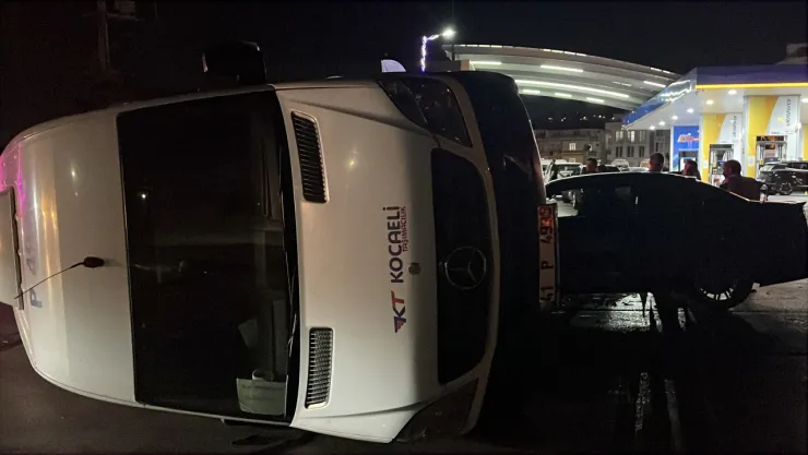 Otomobil ile çarpışan servis minibüsü devrildi: 1 yaralı