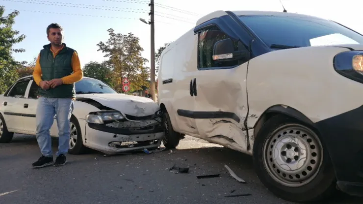 Otomobil ile hafif ticari araç çarpıştı