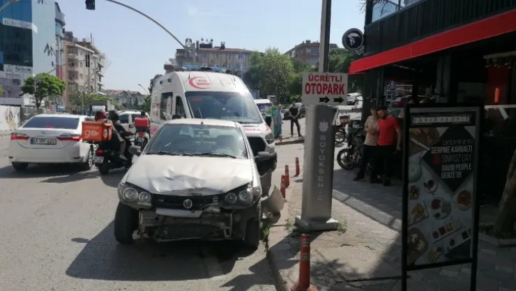 Otomobil ile motosiklet çarpıştı