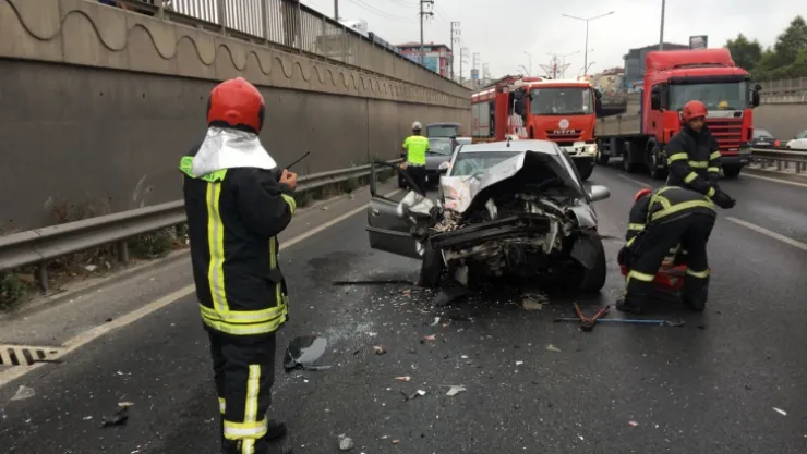 Otomobil iş makinesine arkadan çarptı yaralı var