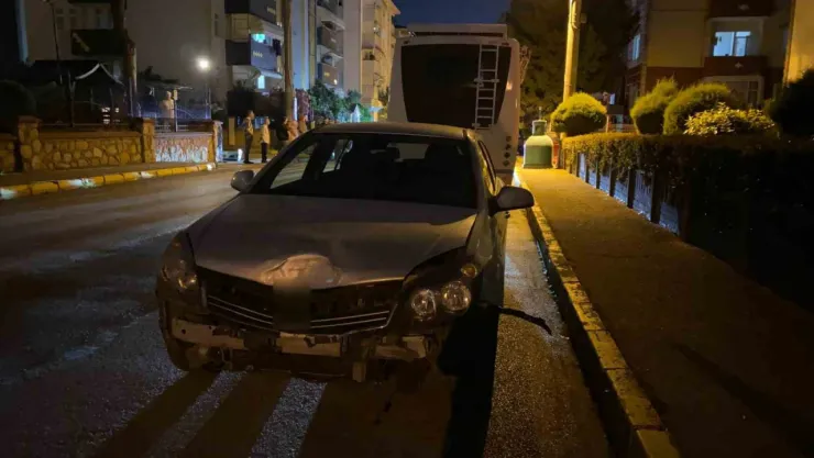 Otomobil kazasında kapılar sıkıştı, yolcuları vatandaşlar kurtardı