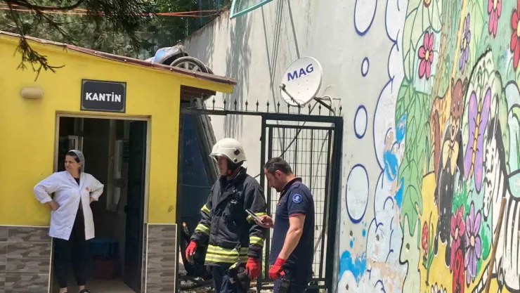 Otomobil okul bahçesine uçtu