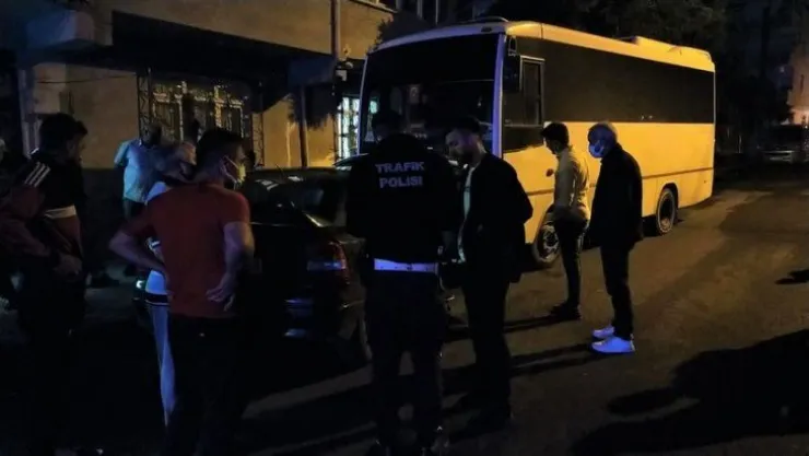 Otomobil önce çocuğa sonra otobüse çarptı