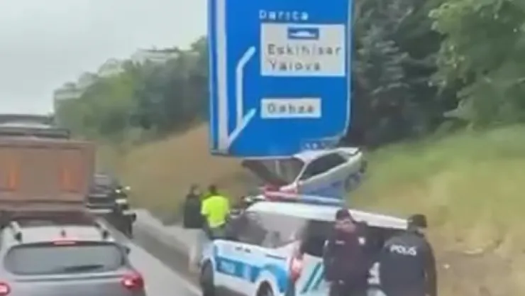 Otomobil trafik levhasına çarptı: 1 yaralı