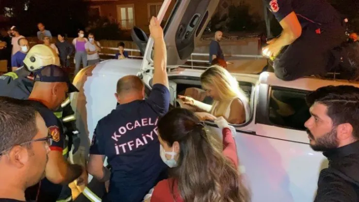 Otomobil yan yattı, içinde bulunan kadın böyle kurtarıldı