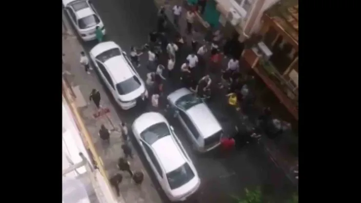 Otomobil yayaya çarptı, ortalık karıştı, sopayla camlarını kırdı