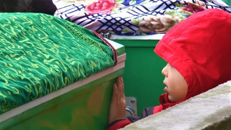 Annelerinin tabutuna son kez dokundular