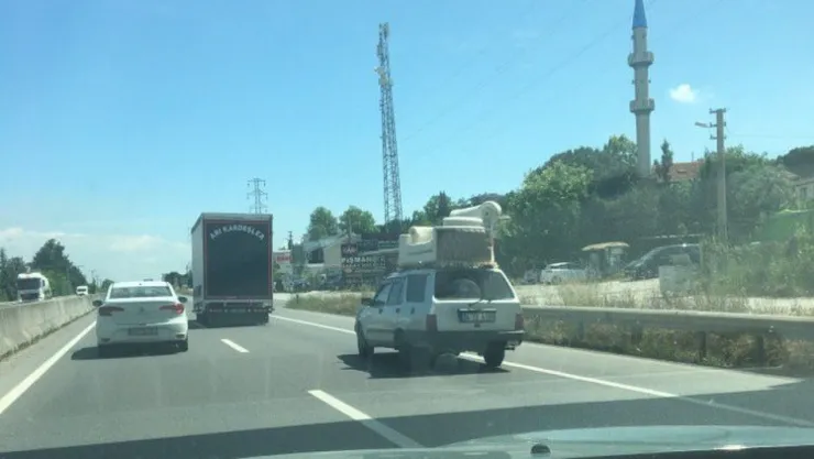 Otomobilin tavanında koltuk taşıdılar