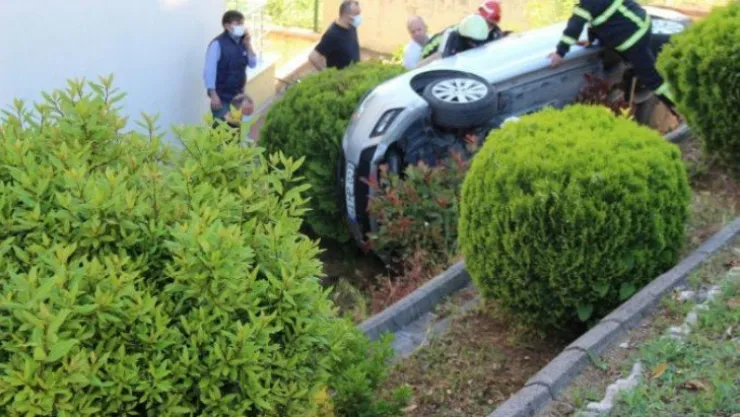 Otomobilini park ederken 4 metreden sitenin bahçesine uçtu