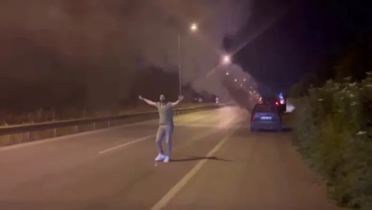 Otomobilinin yanışını çaresizce izledi