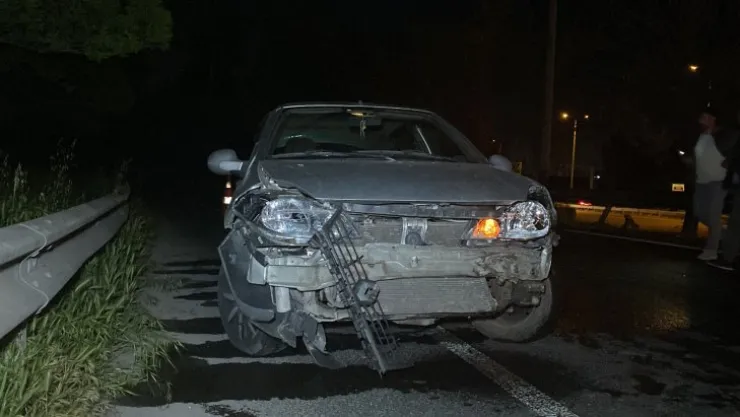 Otomobiliyle bariyere çarptı