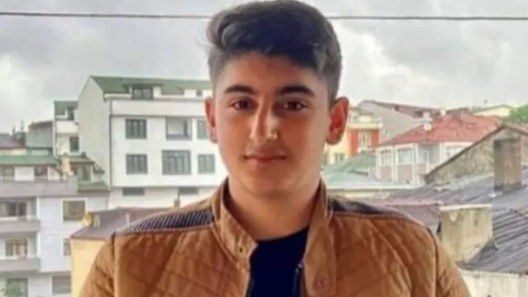 Otomobille çarpışan genç motokurye hayatını kaybetti