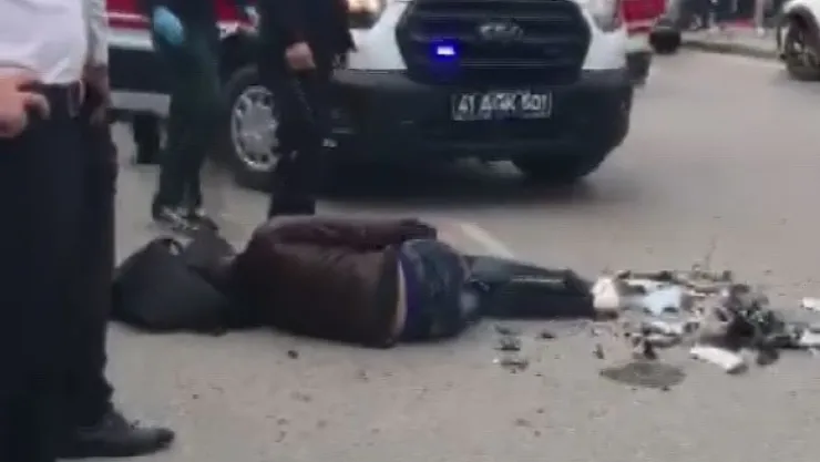 Motokurye otomobille çarpıştı