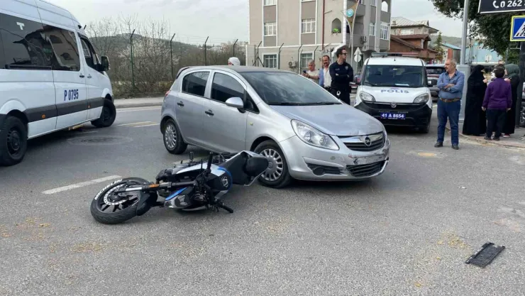 Otomobille çarpışan motosikletli yaralandı