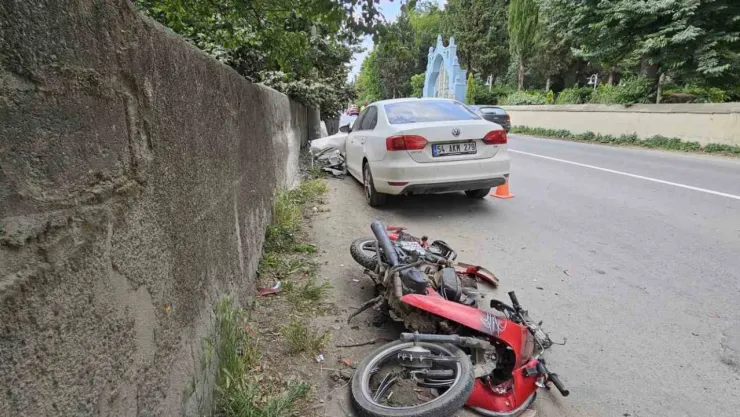 Otomobille çarpışan motosikletin sürücüsü ağır yaralandı