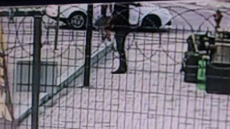 Otomobille yanına gelen husumetlisini silahla yaraladı