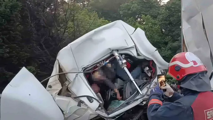 Kağıt gibi ezilen kamyonun kupasında sıkışarak hayatını kaybetti