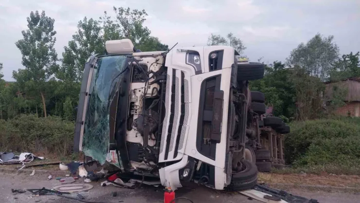 Otoyolda LPG yüklü tanker ile tır çarpıştı: 1 yaralı