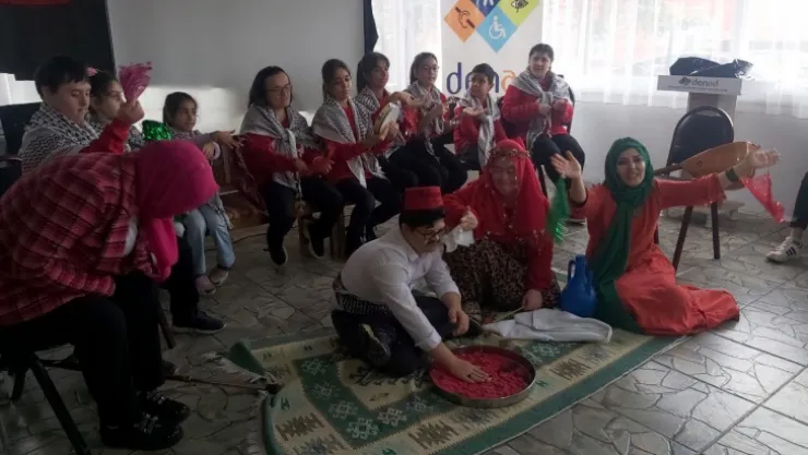 Özel çocuklar sıra gecesi yapıp gönüllerince eğlendi