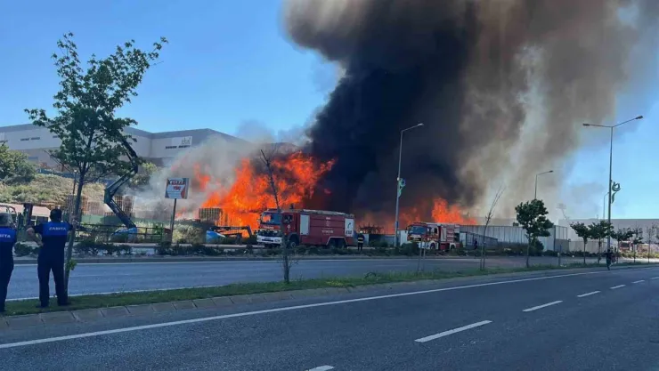 Palet fabrikası alev alev yanıyor