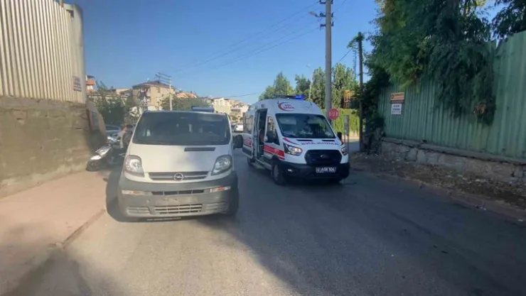 Panelvan motosiklete çarptı: yaralı var