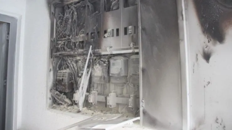 Pano yandı, 7 daire elektriksiz kaldı