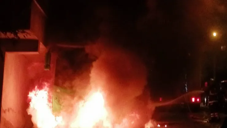 Park halinde alev alan halk otobüsü kullanılamaz hale geldi