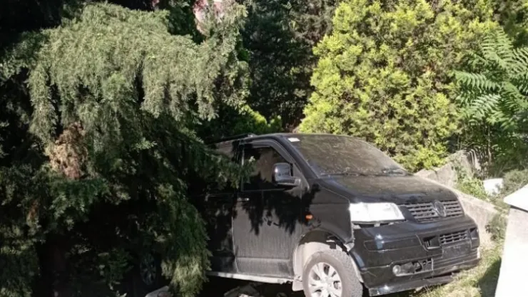 Freni boşalan araç mezarların üzerine uçtu