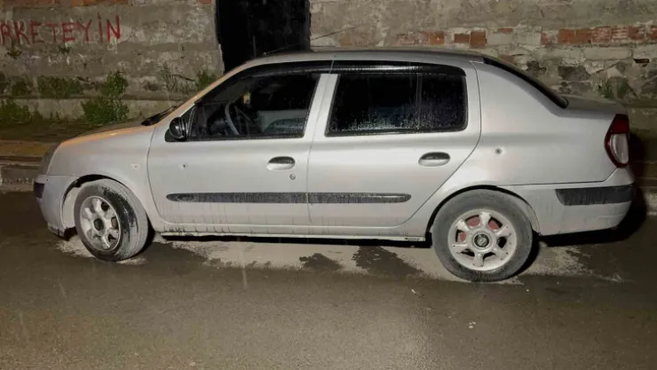 Park halindeki otomobili kurşunlandılar
