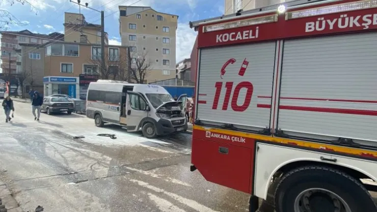 Park halindeki servis aracında yangın çıktı