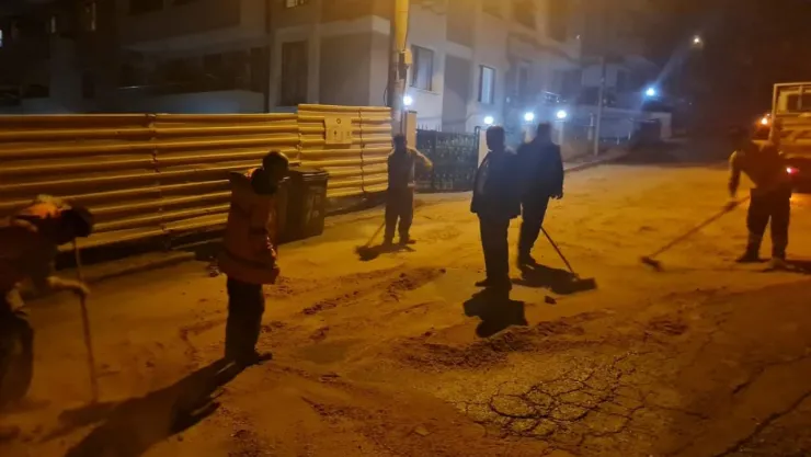 Patlayan hidrolik hortumu yolu kapladı