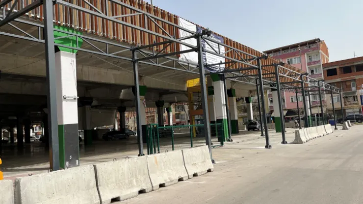 Pazarın çevresine 924 metrekarelik sundurma