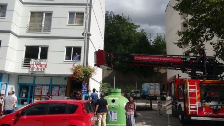 Pencereden sarkan minik afacan bir kenti ayağa kaldırdı